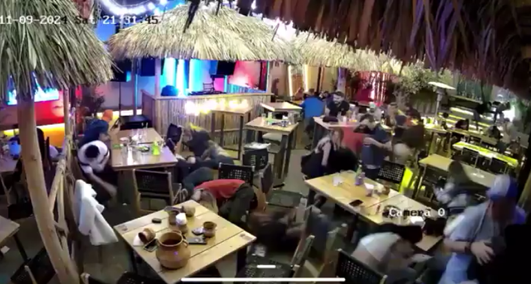 Una captura de video del momento de la matanza narco Una captura de video del momento de la matanza narco