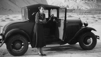 Foto de Félix Nürnberg, el padre de Teo, tomada posiblemente en el barrio Astra de Comodoro Rivadavia, en los años 40 del siglo pasado. Foto de Félix Nürnberg, el padre de Teo, tomada posiblemente en el barrio Astra de Comodoro Rivadavia, en los años 40 del siglo pasado.