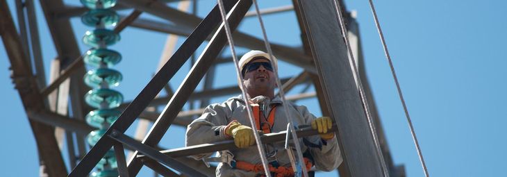 El plan consiste en bajar la demanda de los grandes consumidores y alentar formas alternativas de generación. El plan consiste en bajar la demanda de los grandes consumidores y alentar formas alternativas de generación.