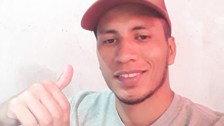 El joven motociclista de 32 años fue víctima de un choque fatal cuando se dirigía al trabajo. El joven motociclista de 32 años fue víctima de un choque fatal cuando se dirigía al trabajo.