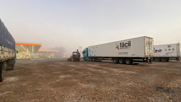 La estación de servicio Shell sobre ruta 65 es una de las que permite estacionamiento a los camiones para pasar la noche.