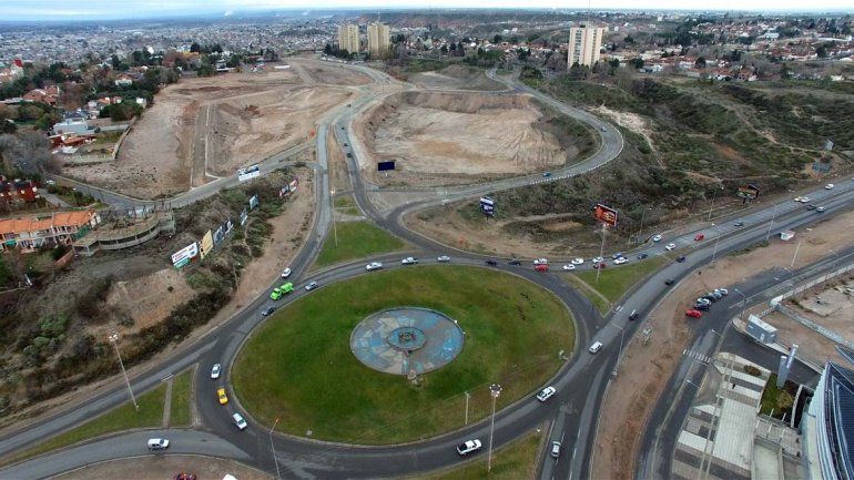La rotonda de la Ruta 7 vista desde el dron de LM Neuquén. En horas pico
