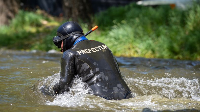 Buzos buscan pruebas en el arroyo donde encontraron al hombre asesinado