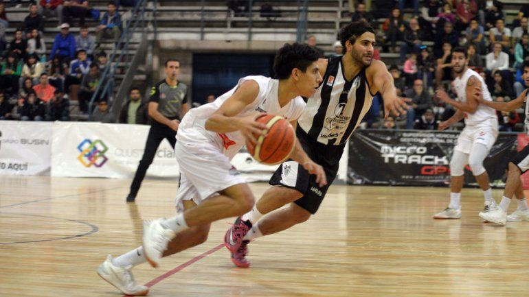 Troncoso traslada la pelota ante la marca de Romera. Independiente metió dos triunfos de visitante.