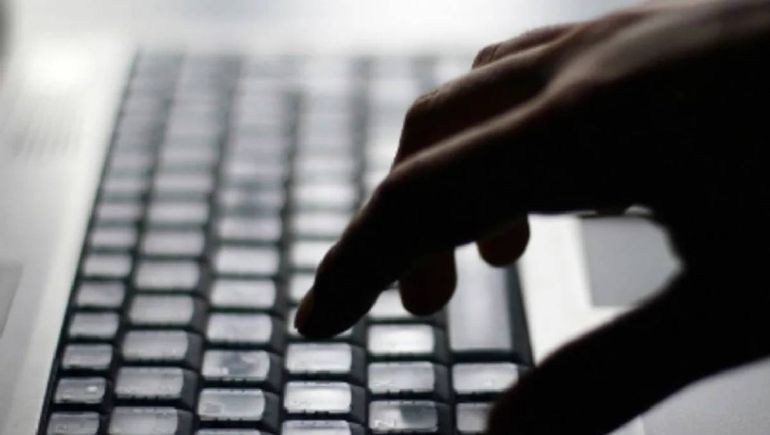 Imágenes de abuso sexual infantil: investigan a un maestro