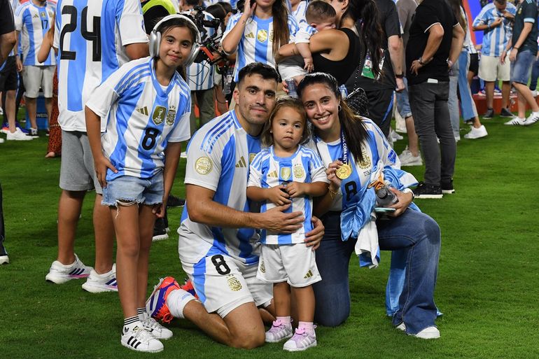 Marcos Acuña festejando con su familia en el campo de juego del Hard Rock Stadium de Miami. Fotos: Sergio Dovio 