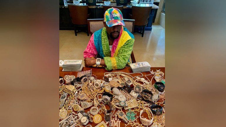 Un vuelto para él: Mayweather sorteó 10 mil dólares en Instagram