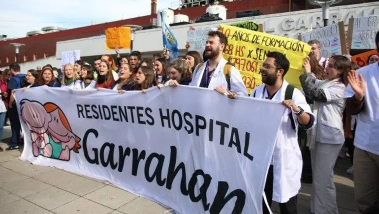 Se levantó el paro de residentes del Hospital Garrahan tras una extensa asamblea