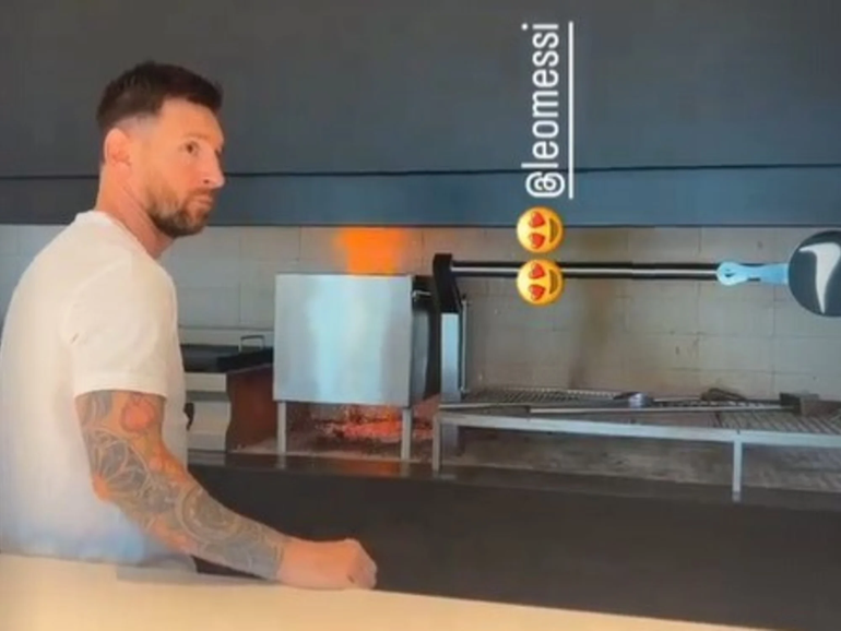 Un aplauso para el asador: Messi y Antonela la pasan de 10