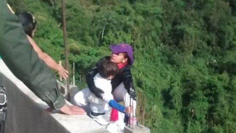 Cuáles fueron los motivos que llevaron a una mujer a tirarse de un puente con su hijo en Colombia