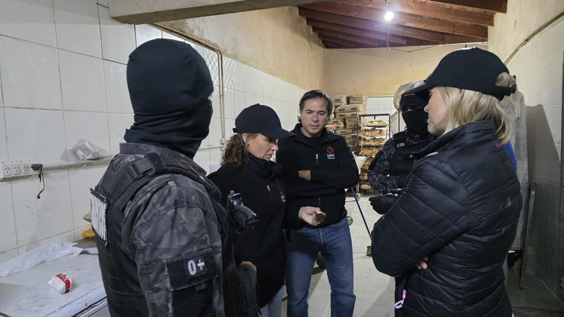 Secuestraron más de tres millones de pesos, drogas y armas tras múltiples allanamientos | LM Neuquen Secuestraron más de tres millones de pesos, drogas y armas tras múltiples allanamientos