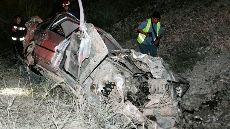 El Ford Galaxy en el que venían los trabajadores volcó y quedó irreconocible para los peritos de la Policía.
