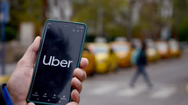 Taxistas responsabilizan a las aplicaciones de viajes por la baja en el trabajo.