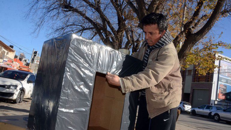 Hernán y uno de los perros beneficiarios. La movida solidaria se va extendiendo en toda la ciudad.