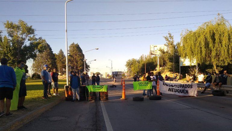 Ex trabajadores desocupados de la UOCRA en el corte en los puentes carreteros. 