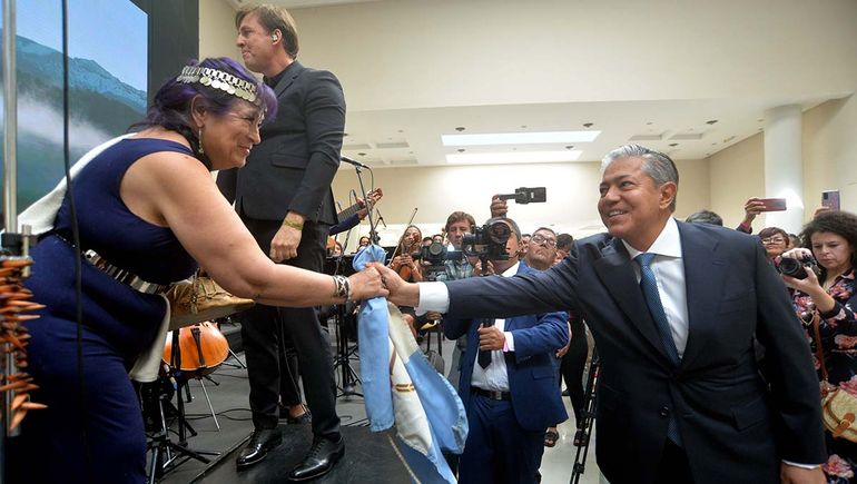 En 19 fotos, la asunción de Rolando Figueroa como gobernador