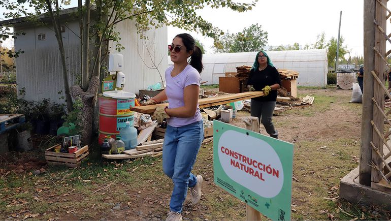Malela Ceballos, una joven de Centenario que quiere tener su casa propia. Concurre al taller de bioconstrucción.