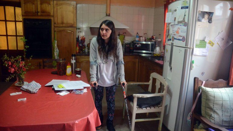 Con la ayuda de muletas