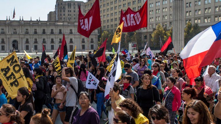 Familias enteras caminaron por las calles céntricas de Santiago.