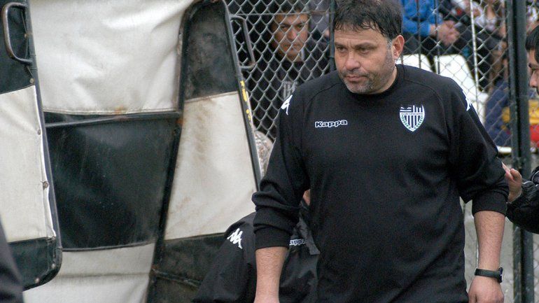 El Rojo analiza ir por un DT experto y dos refuerzos