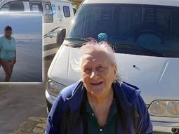 Anita, en el Motorhome con el que viaja sola por el país y el continente y la playa que descubrió en este viaje. Anita, en el Motorhome con el que viaja sola por el país y el continente y la playa que descubrió en este viaje.