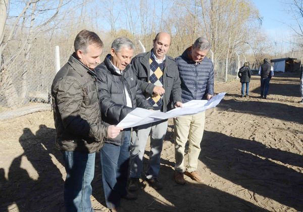 Supervisan trabajos en el Paseo Costero del Limay