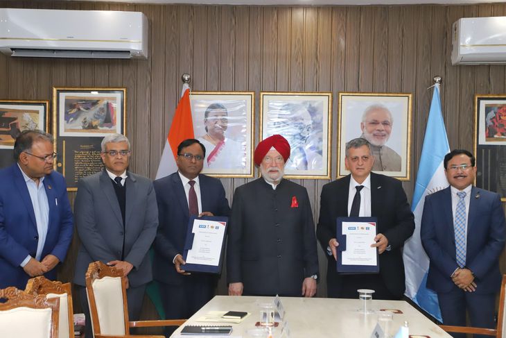 Horacio Marín firmó el acuerdo son representantes de compañías de la India que comprarían el GNL argentino. Horacio Marín firmó el acuerdo son representantes de compañías de la India que comprarían el GNL argentino.