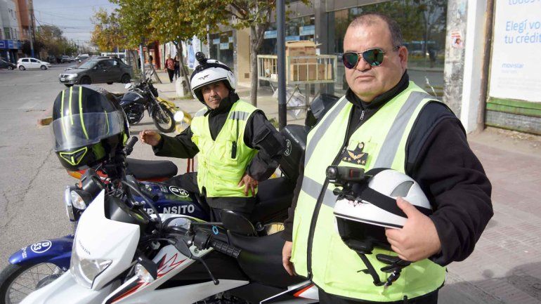 Los inspectores van en duplas y movilizados en moto por las calles.