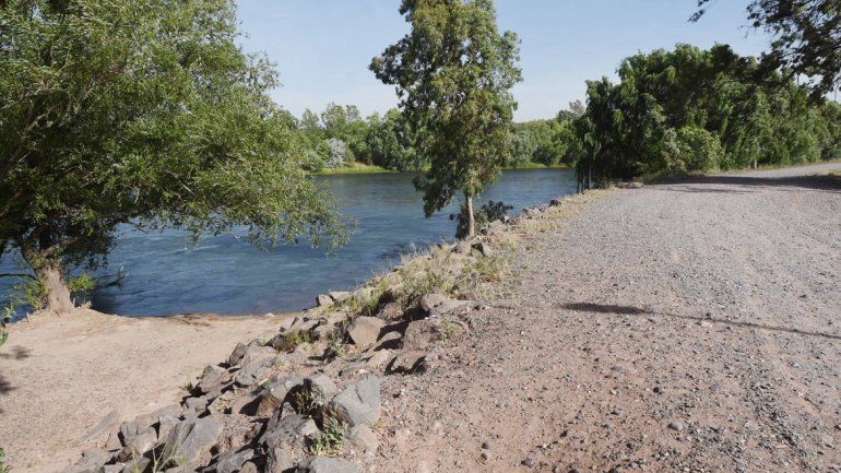 Los jóvenes estaban en una zona del río Neuquén no habilitada para bañarse.