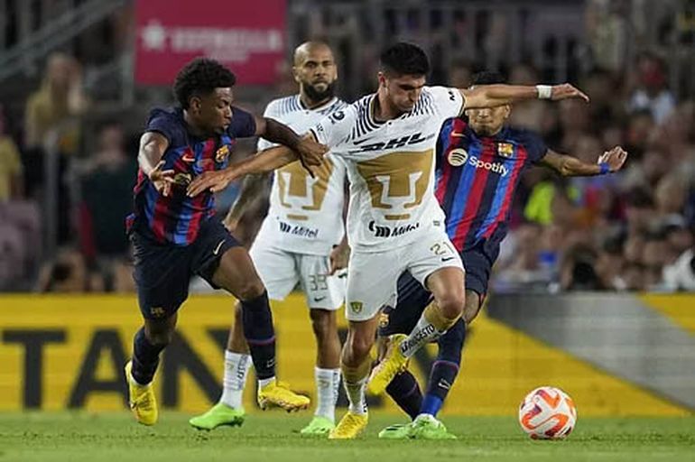 El Tuti Del Prete en acción ante el Barcelona por la Copa Joan Gamper.