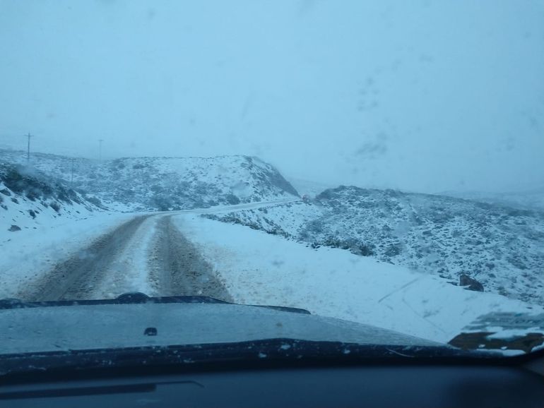 Increíble rescate en medio de la nieve: un equipo de fútbol salvó a una familia varada camino a El Huecú