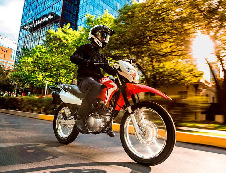 La Honda XR 150 muestra buenas prestaciones urbanas. La Honda XR 150 muestra buenas prestaciones urbanas.