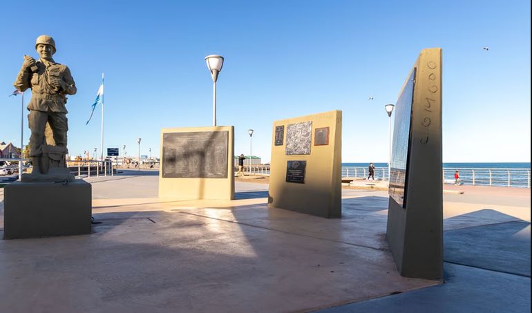 El monumento que rinde homenaje a los héroes de Malvinas a través de la figura del soldado Mario Almonacid, uno de los tres comodorenses caídos en la guerra de 1982. El monumento que rinde homenaje a los héroes de Malvinas a través de la figura del soldado Mario Almonacid, uno de los tres comodorenses caídos en la guerra de 1982. 