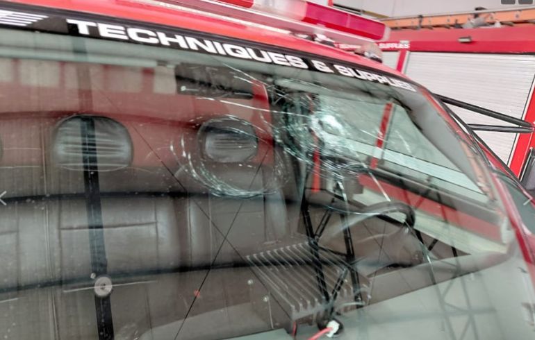 Chubut: el parabrisas de la autobomba de los Bomberos de Trelew tras los piedrazos. Chubut: el parabrisas de la autobomba de los Bomberos de Trelew tras los piedrazos.