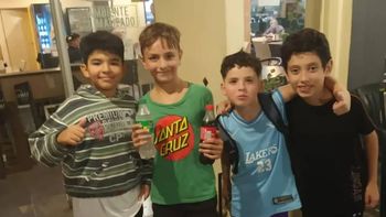 heroes: cuatro ninos encontraron $50 mil en la calle y lo devolvieron a su duena heroes: cuatro ninos encontraron $50 mil en la calle y lo devolvieron a su duena