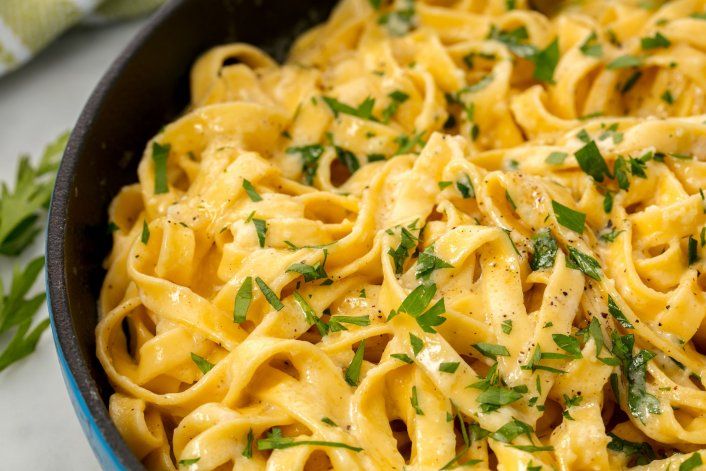 Tallarines, oliva y un pedacito de queso. Guardar agua de la cocción y sartenearlos cuando estén al dente un ratito. Delicia.