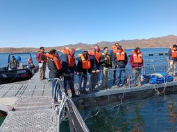 Funcionarios sanitarios nacionales recorriendo un establecimiento de truchas. Funcionarios sanitarios nacionales recorriendo un establecimiento de truchas.