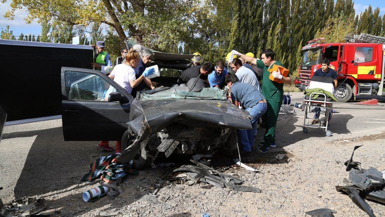 Dos mujeres resultaron heridas tras un impresionante choque frontal en Centenario