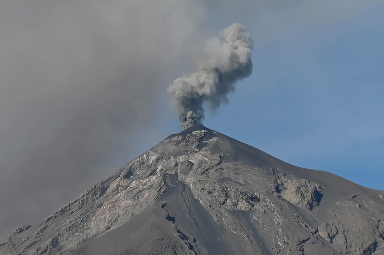 Guatemala: por la erupción del volcán de Fuego, cerraron el principal aeropuerto del país