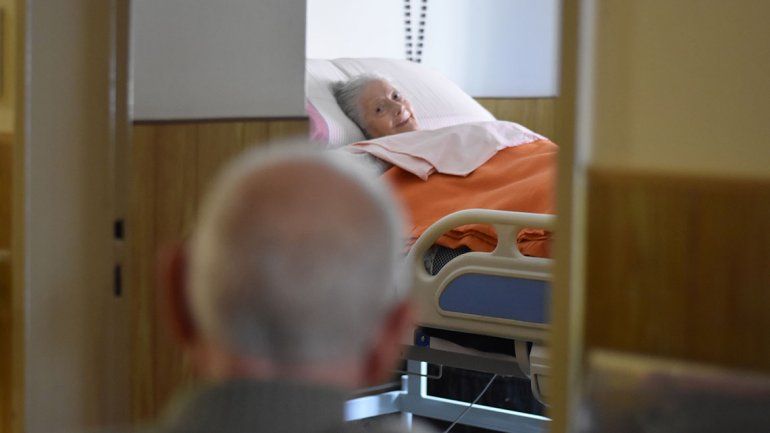 Gerónimo les canta serenatas a las abuelas del hogar