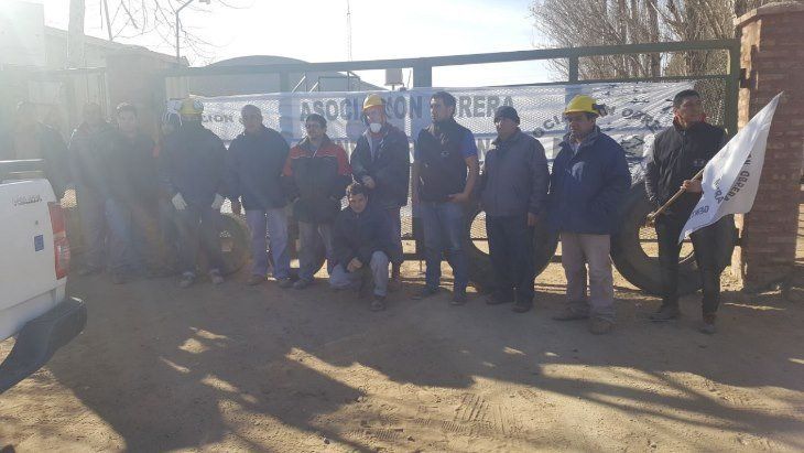 Cierre de Minarmco: los obreros hacen empanadas para sobrevivir