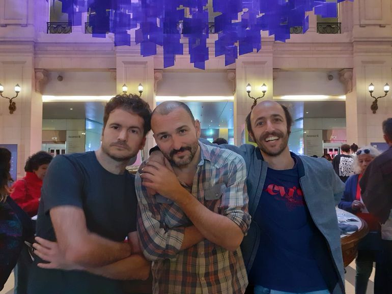 Ignacio Laxalde, Bernardo Francese y Agustín Gregori estuvieron la semana pasada en el Mercado de Industrias Culturales Argentinas (MICA), que se realizó en Buenos Aires, donde mantuvieron reuniones con productoras y distribuidoras argentinas y del exterior, quienes se interesaron por el proyecto de la película que esperan comenzar a filmar pronto.