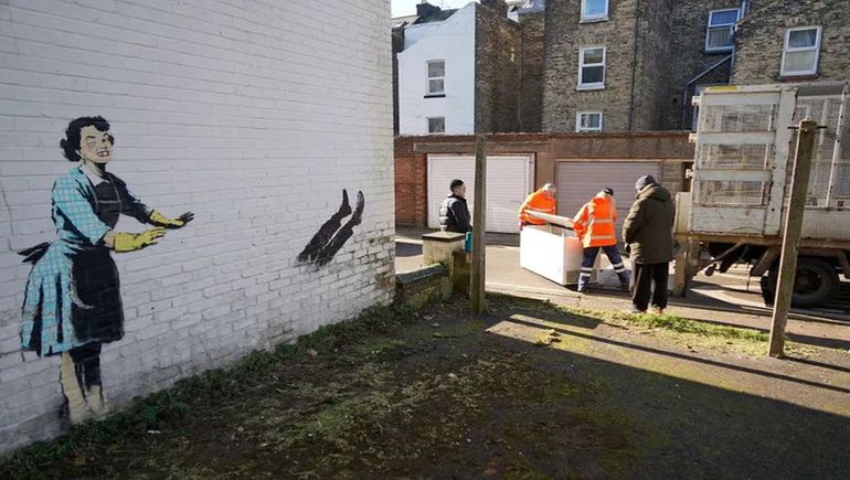 Removieron una polémica obra de Banksy en Inglaterra