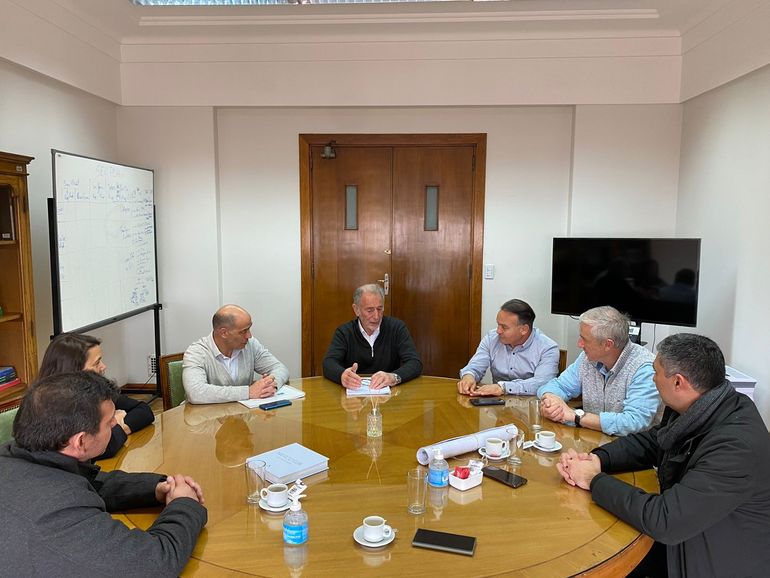 Los intendentes de los pueblos de Vaca Muerta en una reunión en Nación.