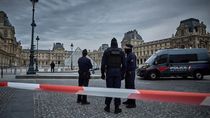 Los ladrones lograron llevarse del Louvre ocho objetos valuados en más de 100 millones de dólares.  Los ladrones lograron llevarse del Louvre ocho objetos valuados en más de 100 millones de dólares.