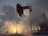 FOTO DE ARCHIVO: Un balancín petrolero es rodeado de vapor durante la puesta de sol en un campo petrolífero de PetroChina en Karamay, Región Autónoma de Sinkiang, China. 5 de enero, 2011. REUTERS/