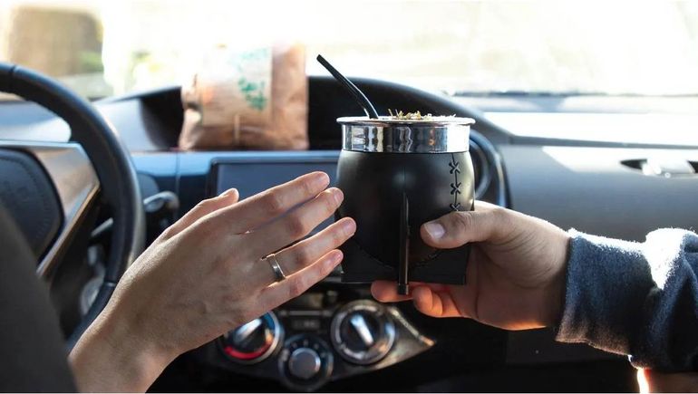 La costrumbre de tomar mate mientras se viaje es considerada peligrosa y su acción será penada por elevadas multas.