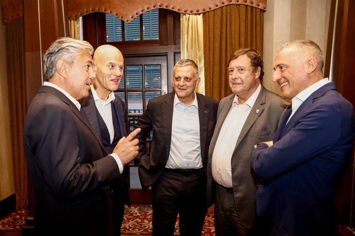 Los gobernadores de Neuquén y Río Negro, Rolando Figueroa y Alberto Weretilneck, se reunieron en Houston con el presidente de YPF Horacio Marín y los directivos de ENI, Claudio Descalzi y Guido Brusco.  