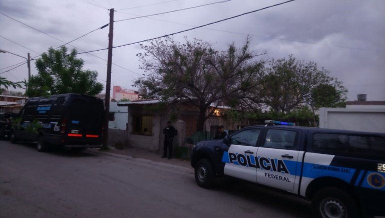Secuestran 60 dosis de cocaína, más de 100 mil pesos y demoran a tres hombres en allanamiento en Villa María