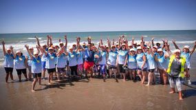 Adultos mayores disfrutando de Las Grutas. | LM Neuquen Adultos mayores disfrutando de Las Grutas.